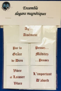 Ensemble de mini slogans magnétiques.