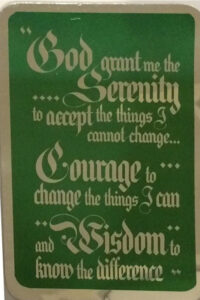 Autocollant de la prière de la sérénité en rouge et argenté.